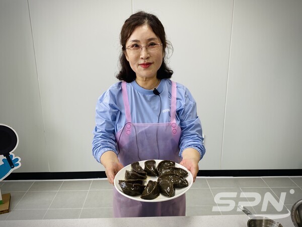 '통일이 무르익는 쿠킹클래스'에서 요리 강좌를 진행하고 있는 민정옥 씨(사진=SPN)