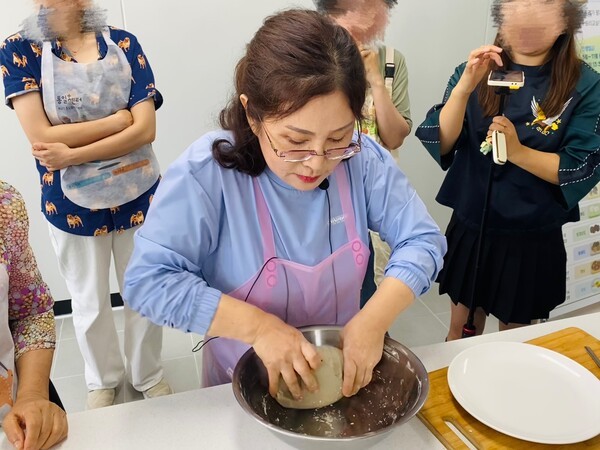 언감자떡 만들기 시범을 보이고 있는 민정옥 파라오 슬롯 (사진=SPN)