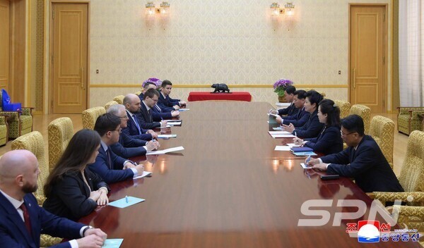 북한 김정순 노동당 중앙위원회 부장이 2025년 4월 17일 만수대의사당에서 안톤 제미도프 통일러시아청년근위대 조정이사회 위원장을 단장으로 하는 대표단을 만나 담화를 나누고 있다.(사진=주북 러시아 대사관)