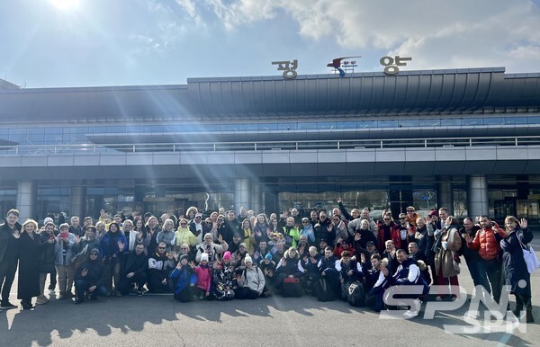 코로나 팬데믹 이후 슬롯 머신을 처음 방문한 러시아 관광객들이 평양국제공항에 도착해 단체사진을 찍고 있다(사진=주북 러시아대사관)