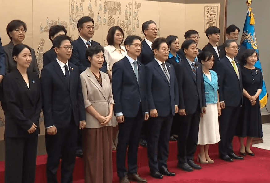 이재명 우리카지노추천과 신임 국무위원들, 지방시대위원장이 23일 용산 우리카지노추천실에서 열린 임명장 및 위촉장 수여식에서 기념촬영하고 있다.(사진=KBS TV 화면 갈무리)