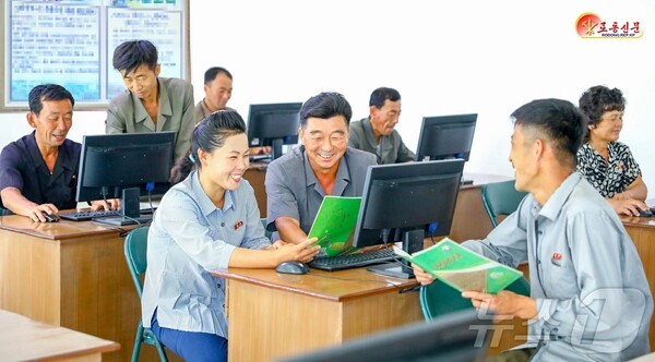 토토사이트추천 함주군 동봉농장에서 운영하고 있는 농업과학기술보급실(사진=노동신문/뉴스1)