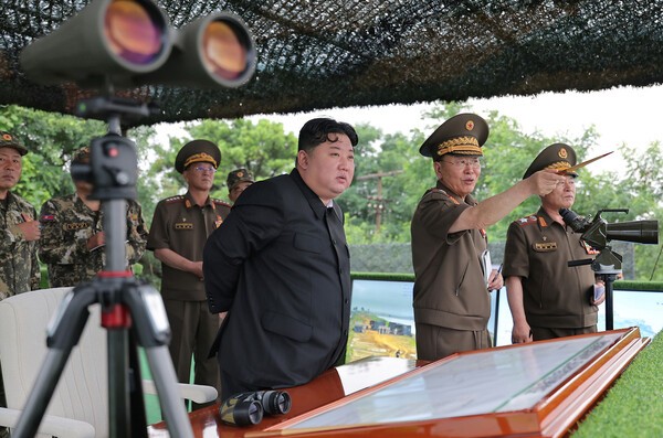 북한 김정은 총비서가 인민군 대연합부대 포병구분대의 포사격카지노 토토을 참관하고 있다.(사진=노동신문/뉴스1)