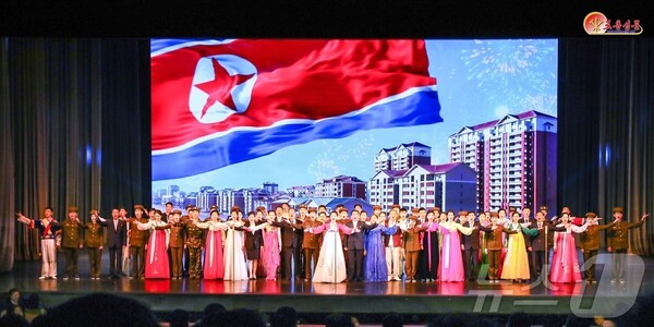 북한 평안북도예술단이 음악무용실화이야기 '우리 아버지' 공연을 하고 있다.(사진=노동신문/뉴스1)