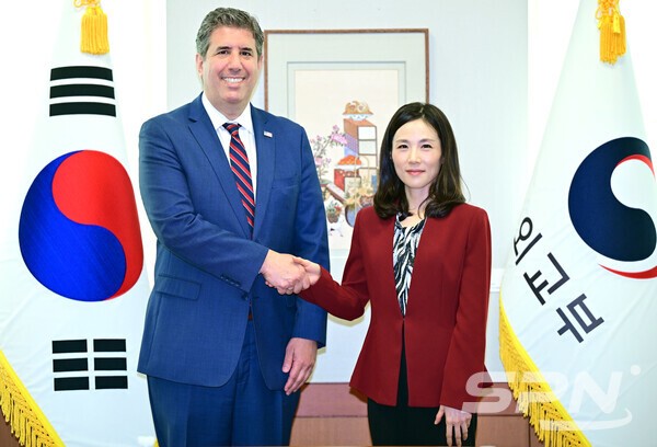 김진아 하이 로우 토토 사이트 2차고나과 마이클 존 리가스 미국 국무부 관리‧자원 담당 부장관(사진=하이 로우 토토 사이트)