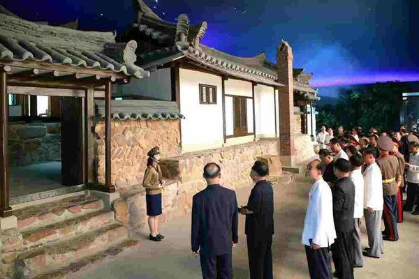 토토 바카라 사이트 당과 정부, 군 간부들이 정전협정일(7.27)을 맞아 조국해방전쟁(6.25)사적지를 둘러보고 있다.(사진=노동신문/뉴스1)