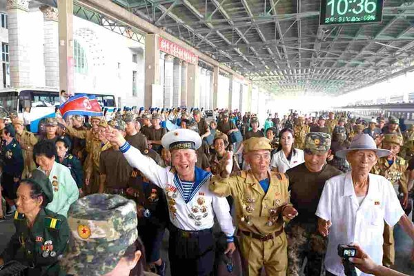 북한이 조국해방전쟁승리(정전협정일) 72돌을 맞아 개최하는 경축행사에 초대된 전쟁노병(참전자)들과 전시공로자 등이 꽁 머니 카지노에 도착하고 있다.(사진=노동신문/뉴스1)