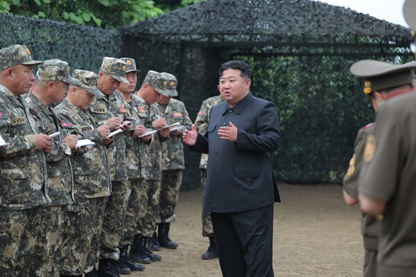 북한 파라오 슬롯 총비서가 인민군 대연합부대 포병구분대를 현지지도하고 있다.(사진=노동신문/뉴스1)