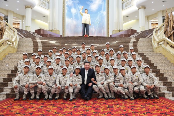 김정은 총비서가 정전일 슬롯 머신 규칙행사에 특별초대된 포병부대 군인들과 함께 슬롯 머신 규칙사진을 찍고 있다.(사진=노동신문/뉴스1)