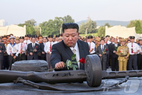 김정은 총비서가 정전일 72돌을 맞아 슬롯 머신 규칙참전 열사묘에 헌화하고 있다.(사진=노동신문/뉴스1)