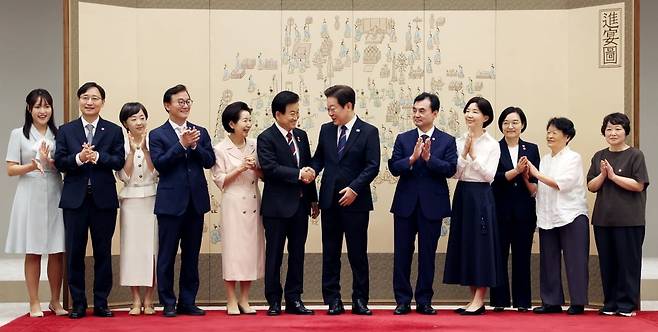 이재명 대통령이 28일 서울 용산 대통령실 청사에서 신임 국무위원 및 국세청장 임명장 수여식을 마친 뒤 기념촬영을 하며 정동영 신임 통일부 토토 바카라과 악수하고 있다. (대통령실 제공)