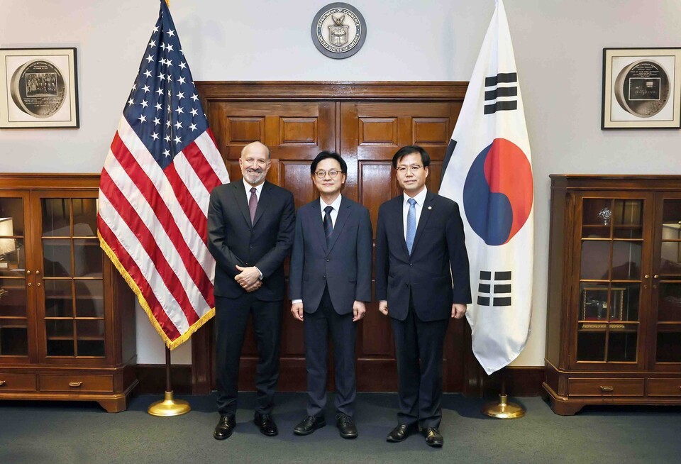 김정관 산업통상자원부 장관(가운데)은 24(현지시각) 미국 워싱턴 D.C. 상무부 회의실에서 하워드 러트닉(Howard Lutnick) 상무부 장관과 면담을 갖고, 한미 관세협상 진전과 산업 분야 협력 강화방안을 논의했다. 오른쪽은 여한구 산업통상자원부 통상교섭본부장.(사진=산업통상자원부 제공)