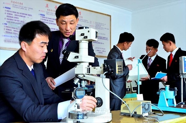 북한 국가과학원 토토 카지노 연구사들(사진=조선신보)