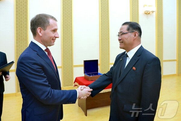슬롯사이트 업 박태성 내각총리가 알렉산드르 코즐로프 러시아 자연부원생태상(천연자원부 장관)과 악수를 나누고 있다.(사진=노동신문/뉴스1)