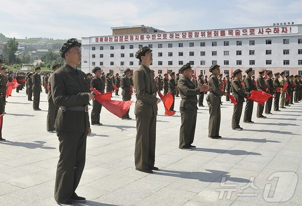 북한 전국 직맹(직업동맹)일꾼과 하이 로우 토토 사이트들의 백두산지구 혁명전적지 답사행군 출발모임(사진=노동신문/뉴스1)