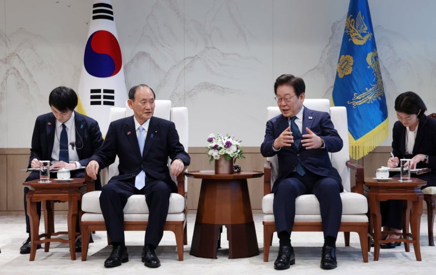 이재명 대통령이 30일 서울 용산 대통령실 청사에서 일한의원연맹 회장인 스가 요시히데 전 일본 슬롯사이트를 접견했다.(사진=대통령실 제공)