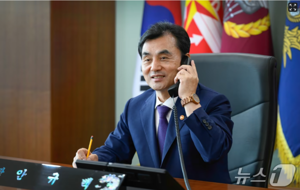 안규백 국방부 장관이 피트 헤그세그 미 바카라 게임과 첫 공조 통화를 하고 있다(사진=국방부/뉴스1)