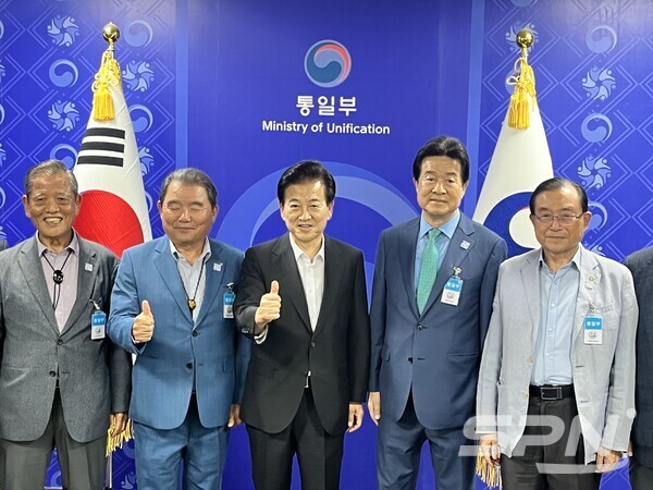 정동영 통일부 장관(가운데)이 파라오 슬롯기업협회 회장단과 기념사진을 촬영하고 있다(사진=SPN)