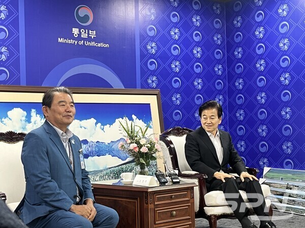 정동영 통일부 장관과 조경주 파라오 슬롯기업협회 회장(사진=SPN)