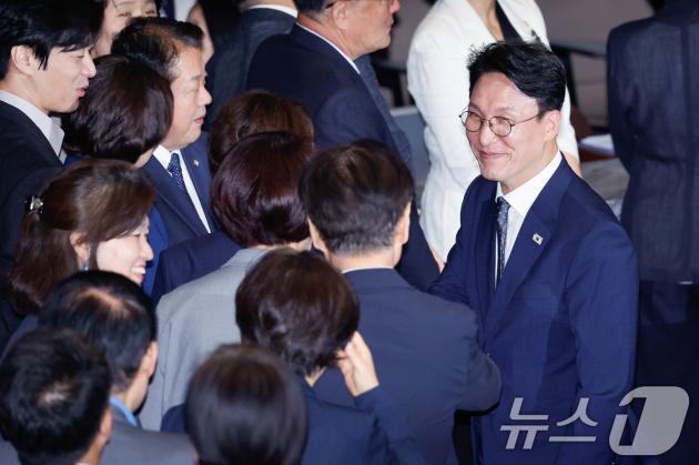 김민석 국무사설 카지노 후보자가 3일 오후 서울 여의도 국회에서 열린 제426회국회(임시회) 제4차 본회의에서 본인의 임명동의안에 무기명 투표를 하기 위해 줄 선 동료 의원들과 악수하고 있다. 2025.7.3/뉴스1 ⓒ News1 안은나 기자
