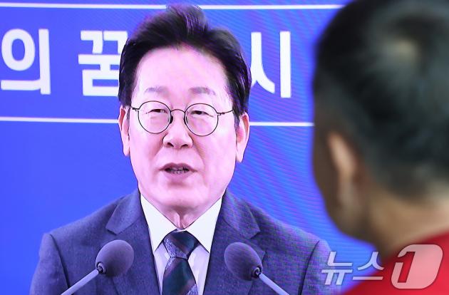4일 오후 서울 중구 서울역 대합실에서 시민들이 이재명 바카라사이트 추천의 충청 지역 타운홀 미팅 생중계를 시청하고 있다. 2025.7.4/뉴스1 ⓒ News1 장수영 기자