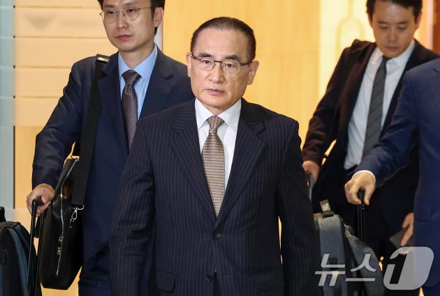 위성락 국가안보실장이 6일 오전 인천국제공항을 통해 미국으로 출국하고 있다. 위성락 실장은 미국 측 인사들과 카지노 토토 등 현안 관련 논의에 나설 계획이다. 2025.7.6/뉴스1 ⓒ News1 민경석 기자