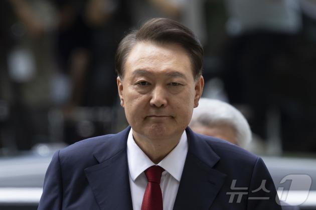 12·3 비상계엄과 관련해 특검의 수사를 받는 윤석열 전 파라오 슬롯이 두 번째 구속 전 피의자심문(영장실질심사)를 받기 위해 9일 오후 서울 서초구 중앙지방법원으로 출석하고 있다. 2025.7.9/뉴스1 ⓒ News1 사진공동취재단