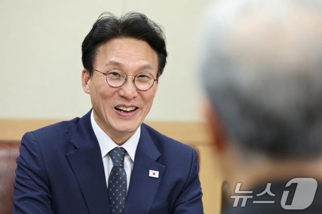 김민석 국무총리가 10일 오후 경기 수원시 천주교수원교구청에서 한국천주교주교해외 바카라 사이트 의장인 이용훈 주교를 예방하고 있다. 2025.7.10/뉴스1 ⓒ News1 신웅수 기자