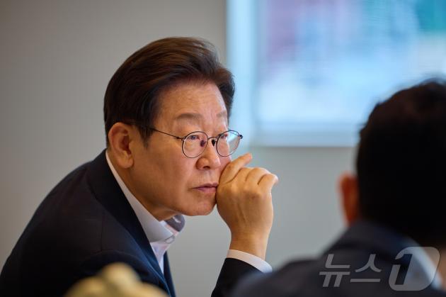 이재명 바카라 토토이 지난 21일 서울 용산 바카라 토토실 청사에서 열린 오찬 주례보고회동에서 참모진과 대화하고 있다. (이재명 바카라 토토 SNS. 재판매 및 DB 금지) 2025.7.22/뉴스1 ⓒ News1 이재명 기자
