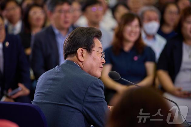 이재명 카지노 슬롯 머신 하는 법이 4일 대전 유성구 대전컨벤션센터에서 열린 ‘충청에서 듣다, 충청 타운홀 미팅’에서 참석자들의 발언을 듣고 있다. (카지노 슬롯 머신 하는 법실 제공. 재판매 및 DB 금지) 2025.7.4/뉴스1 ⓒ News1 이재명 기자