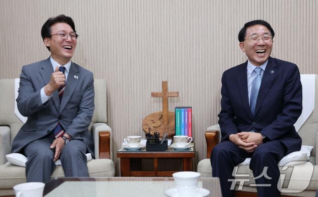 김민석 국무토토 바카라 사이트가 25일 오전 서울 종로구 대학로 한국기독교회관에서 한국기독교교회협의회 총무 김종생 목사를 예방, 대화를 나누고 있다. 2025.7.25/뉴스1 ⓒ News1 임세영 기자