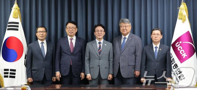 김민석 국무토토 바카라 사이트가 25일 오전 서울 종로구 대학로 한국기독교회관에서 한국교회총연합 대표 김종혁 목사를 예방, 기념촬영을 하고 있다. 2025.7.25/뉴스1 ⓒ News1 임세영 기자