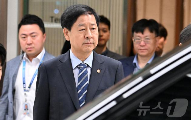 슬롯사이트 볼트 '2+2 통상협상'을 위해 미국 출국이 예정됐던 구윤철 경제부총리 겸 기획재정부 장관이 24일 오전 미국 측의 일정 변경으로 인해 출국이 취소되자 인천국제공항 제2터미널을 나서고 있다. (공동취재) 2025.7.24/뉴스1 ⓒ News1 황기선 기자