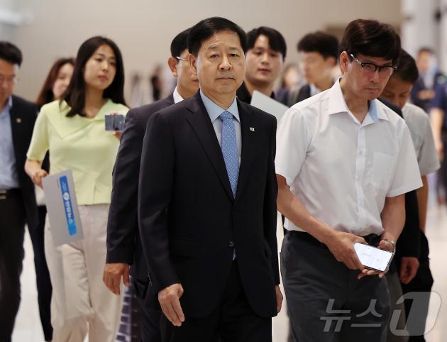 구윤철 경제부카지노 토토 겸 기획재정부 장관이 29일 오전 인천국제공항 제2터미널을 통해 미국으로 출국하고 있다. 2025.7.29/뉴스1 ⓒ News1 김진환 기자
