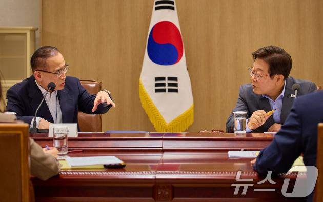 이재명 에볼루션 바카라이 서울 용산 에볼루션 바카라실에서 열린 국가안전보장회의(NSC) 전체회의에서 위성락 국가안보실장과 대화하고 있다. (에볼루션 바카라실 제공. 재판매 및 DB 금지) 2025.7.10/뉴스1 ⓒ News1 허경 기자