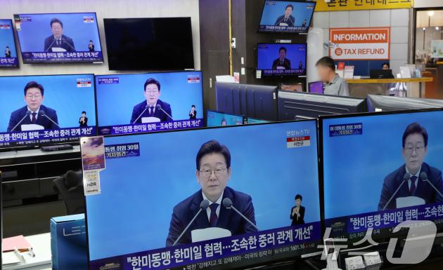 지난 7월 3일 서울 용산구 전자랜드 매장에서 상인이 '대통령의 30일, 언론이 묻고 국민에게 답하다'라는 이재명 대통령 기자회견을 보고 있다. 2025.7.3/뉴스1 ⓒ News1 김명섭 기자