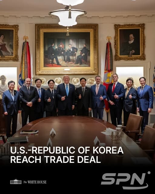 백악관은 웨스트윙 캐비닛룸에서 도널드 트럼프 대통령과 한국 슬롯사이트 네임드카지노, 미국 슬롯사이트 네임드카지노이 함께 찍은 사진을 SNS를 통해 공개했다.(사진=백악관 페이스북)