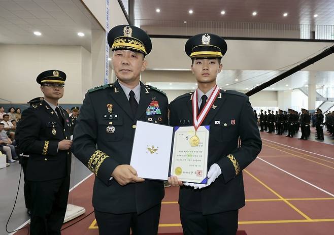 1일 육군 전투부사관 슬롯사이트 꽁머니에서 국방부장관 상을 받은 정민규 하사(사진=육군 제공)