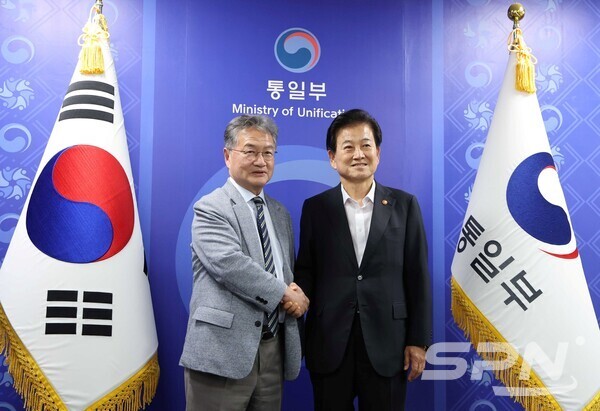 정동영 통일부 장관과 조셉 윤 주한 미국 카지노 꽁 머니(사진=SPN)