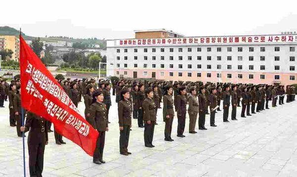 전국여맹(여성동맹)책임해설강사와 초급선전일꾼(간부)들이 백두산지구 혁명전적지 가상 바카라행군 출발모임을 하고 있다.(사진=노동신문/뉴스1)