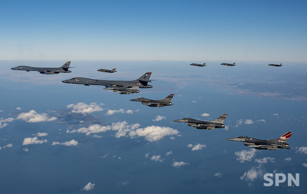 미국 공군 B-1B 전략폭격기와 F-16 전투기, 한국 공군 F-35A 전투기가 해외 바카라 사이트훈련을 하는 모습(사진=미 인태사령부)