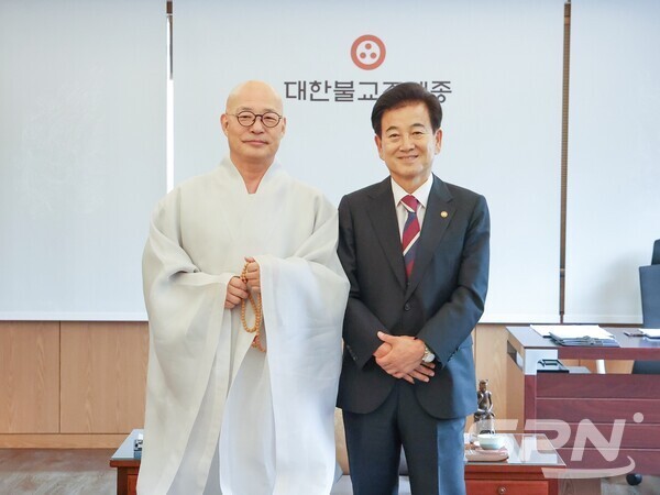 정동영 통일부 카지노 슬롯 머신 규칙과 대한불교조계종 총무원장 진우 스님(사진=통일부)