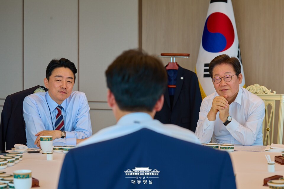 이재명 대통령과 김민석 국무총리의 주례회동에 함께한 바카라 게임 대통령실 비서실장(사진=대통령실 제공)