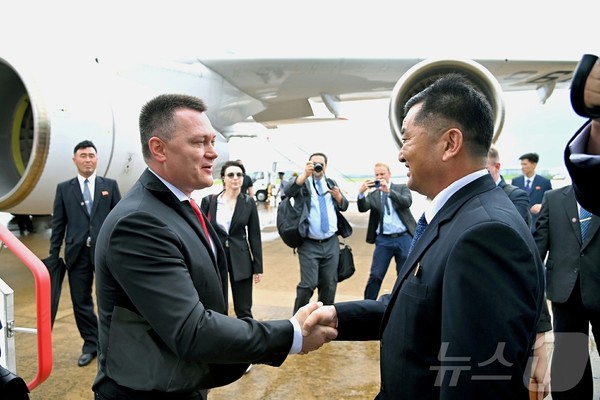 2024년 7월 22일 메이저 바카라 평양국제비행장에 도착한 이고르 크라스노프 러시아 최고검찰소장을 메이저 바카라 중앙검찰소 윤광원 부소장이 맞이하고 있다.(사진=노동신문/뉴스1)