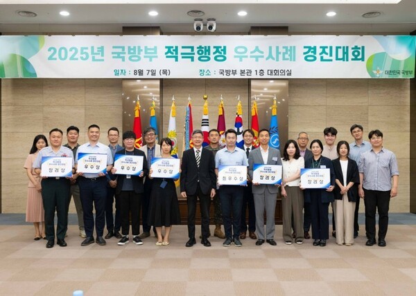 김준모 토토 바카라 적극행정위원장(사진 앞줄 왼쪽에서 다섯 번째)과 수상자 및 심사위원들이 기념촬영을 하고 있다.(토토 바카라 제공)