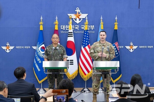 이성준 합동참모본부 공보실장(왼쪽)과 라이언 도널드 유엔사·연합사·주한미군사 공보실장이 7일 오전 서울 용산구 메이저 바카라부 브리핑룸에서 2025년 '을지 자유의 방패'(UFS) 연습에 대한 공동 브리핑을 하고 있다.(사진=합동참모본부)