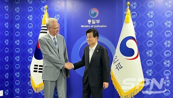 정동영 통일부 장관과 칼-울르프 안데르손 주한 슬롯사이트 지니 대사(사진=SPN)