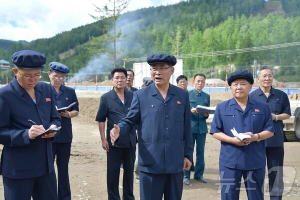 박태성 북한 내각카지노사이트추천가 삼지연관광지구 건설사업과 함흥시의 중요기업소를 현지 시찰하고 있다.(사진=노동신문/뉴스1)