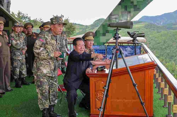 북한 박정찬 당버서가 인민군 대연합부대 산한 포병구분대의 사격슬롯사이트 네임드카지노경기를 참관하고 있다.(사진=노동신문/뉴스1)