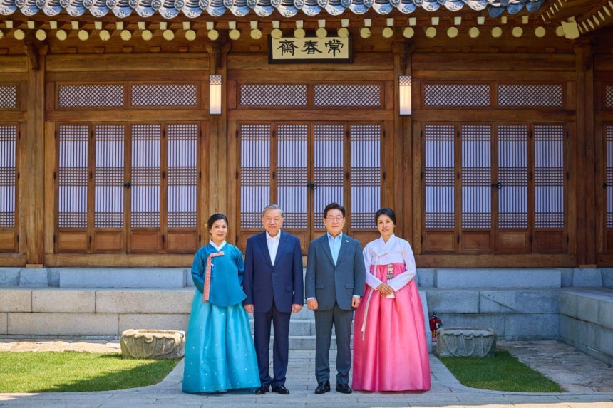 이재명 대통령과 김혜경 여사가 12일 청와대 슬롯사이트 보스에서 국빈방한 중인 또 럼 베트남 당서기장과 응오 프엉 리 여사와 함께 기념촬영을 하고 있다.( 대통령실 제공)